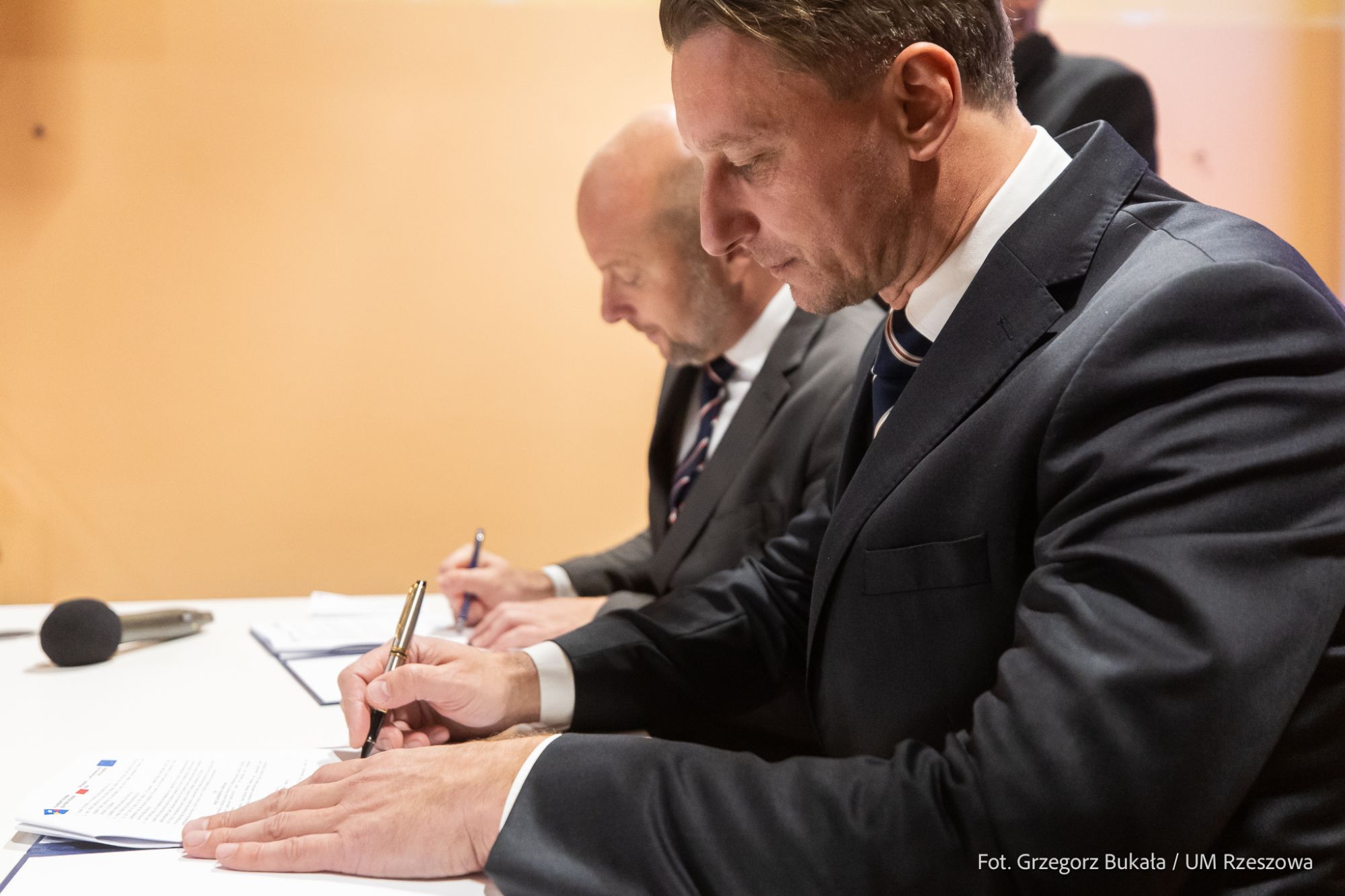 zdjęcie z podpisania umowy na nową inwestycję na os. Drabinianka w Rzeszowie, fot. Grzegorz Bukała, Urząd Miasta Rzeszowa